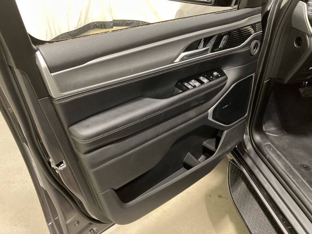 New 2026 Baltic-Gray Metallic Clear-Coat Exterior Paint Jeep Upland image 12