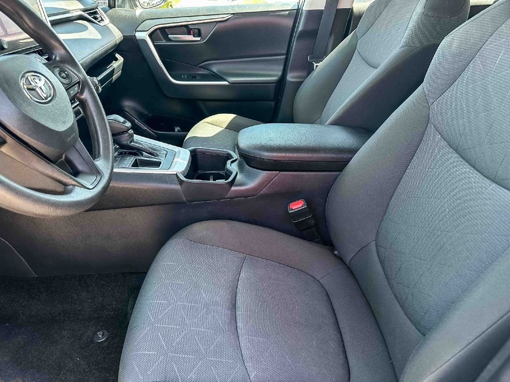 2025 Toyota RAV4 XLE - Photo 13