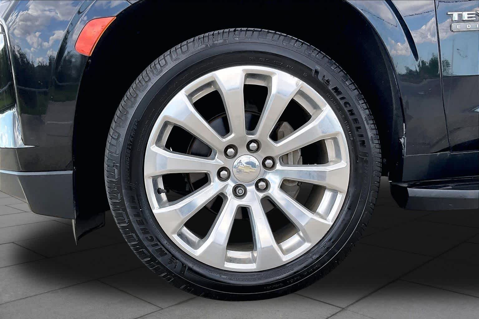 Used 2024 Ebony Twilight Metallic GMC SLE image 11