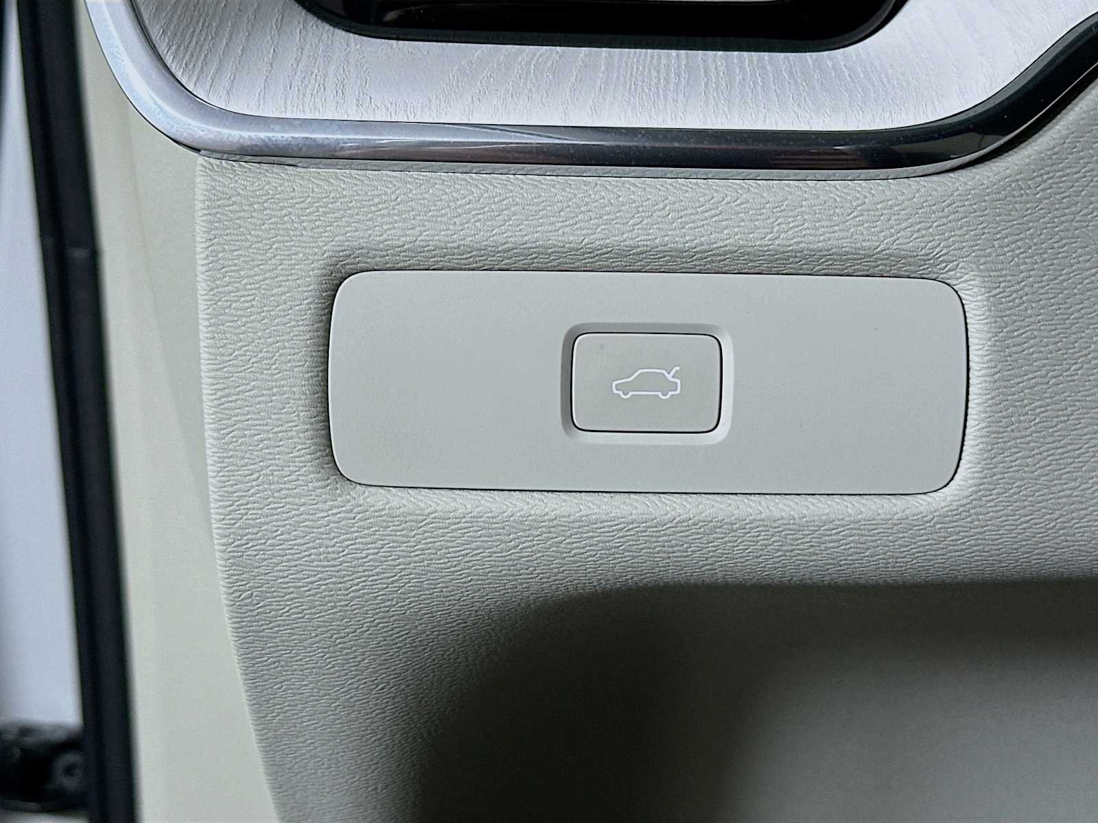 New 2026 Crystal White Volvo Ultra image 10