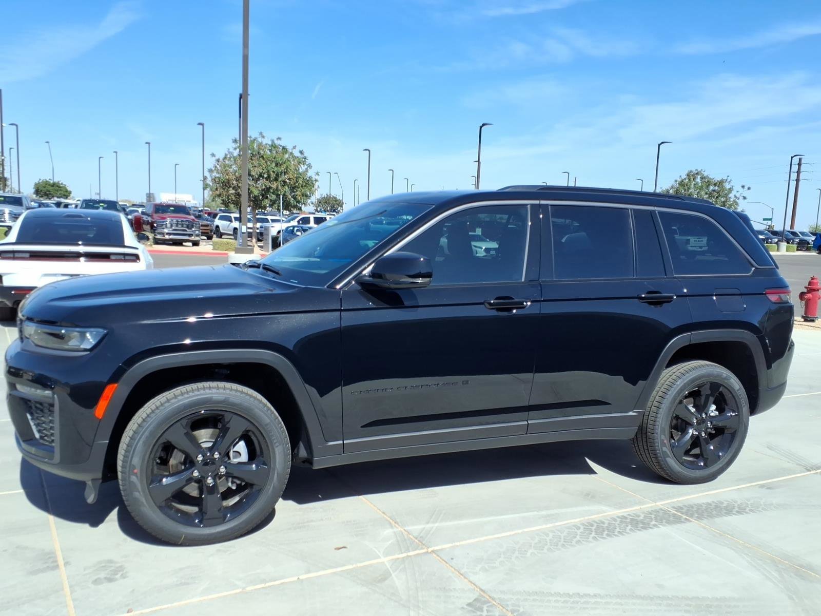 New 2026 Diamond Black Crystal Pearl-Coat Exterior Paint Jeep Limited image 3