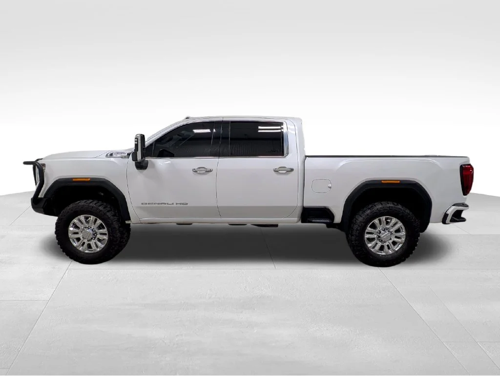 Used 2022 White Frost Tricoat GMC Denali image 1