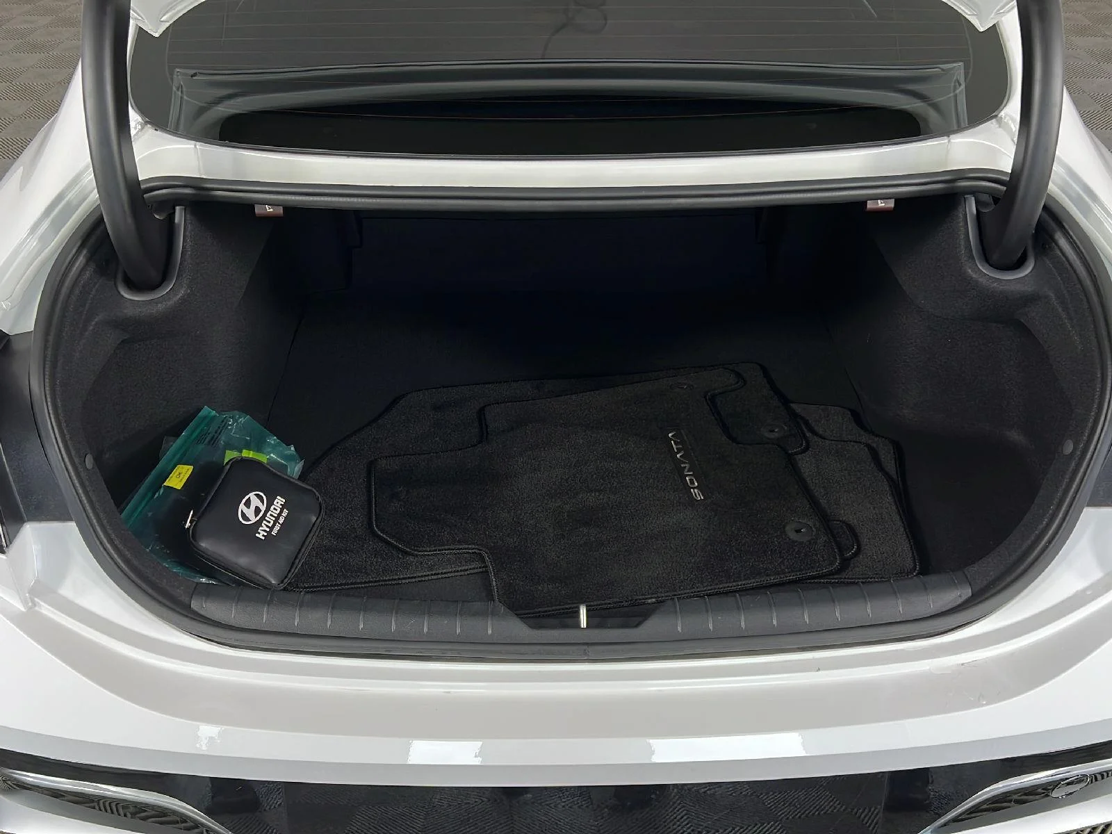 Used 2025  Hyundai  image 21
