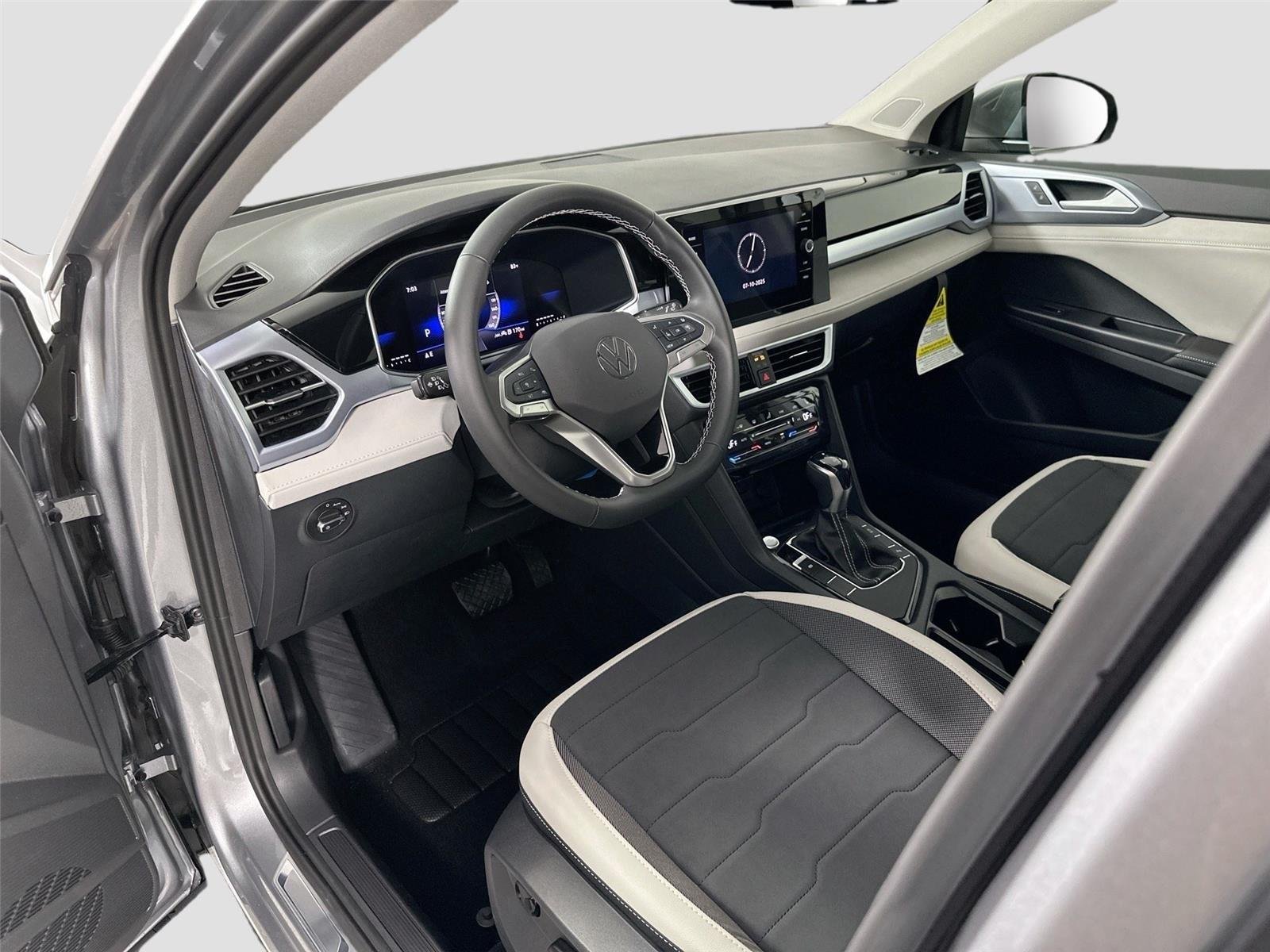 2025 Volkswagen Taos SE - Photo 9