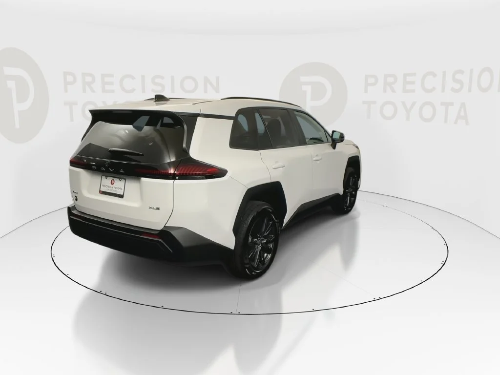 Used 2026 Ice Cap Toyota XLE Premium image 3