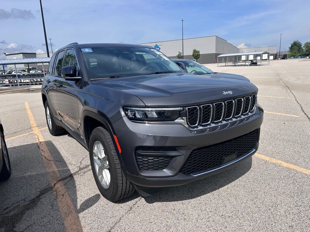 Used 2023 Gray Metallic Jeep Laredo image 1