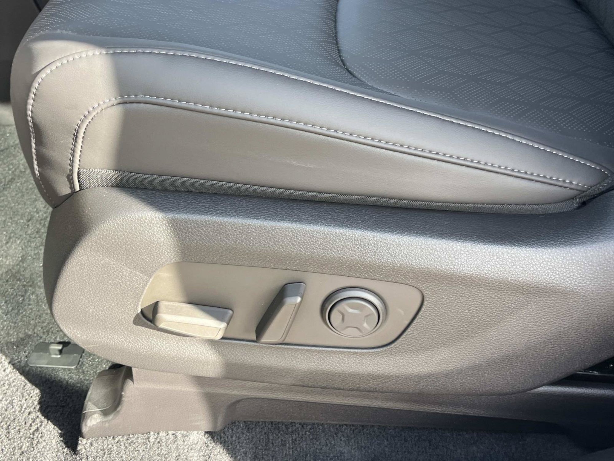 New 2027 Ceramic Silver Kia LXS image 22