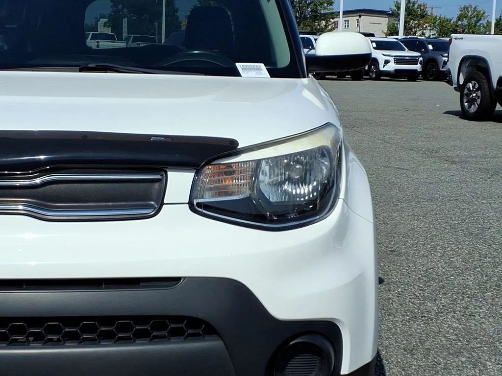 Used 2018 White Kia Base image 27