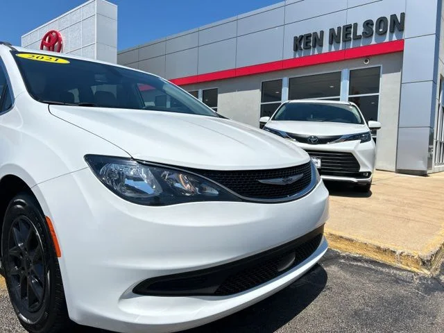 Used 2021 White Chrysler LXI image 4