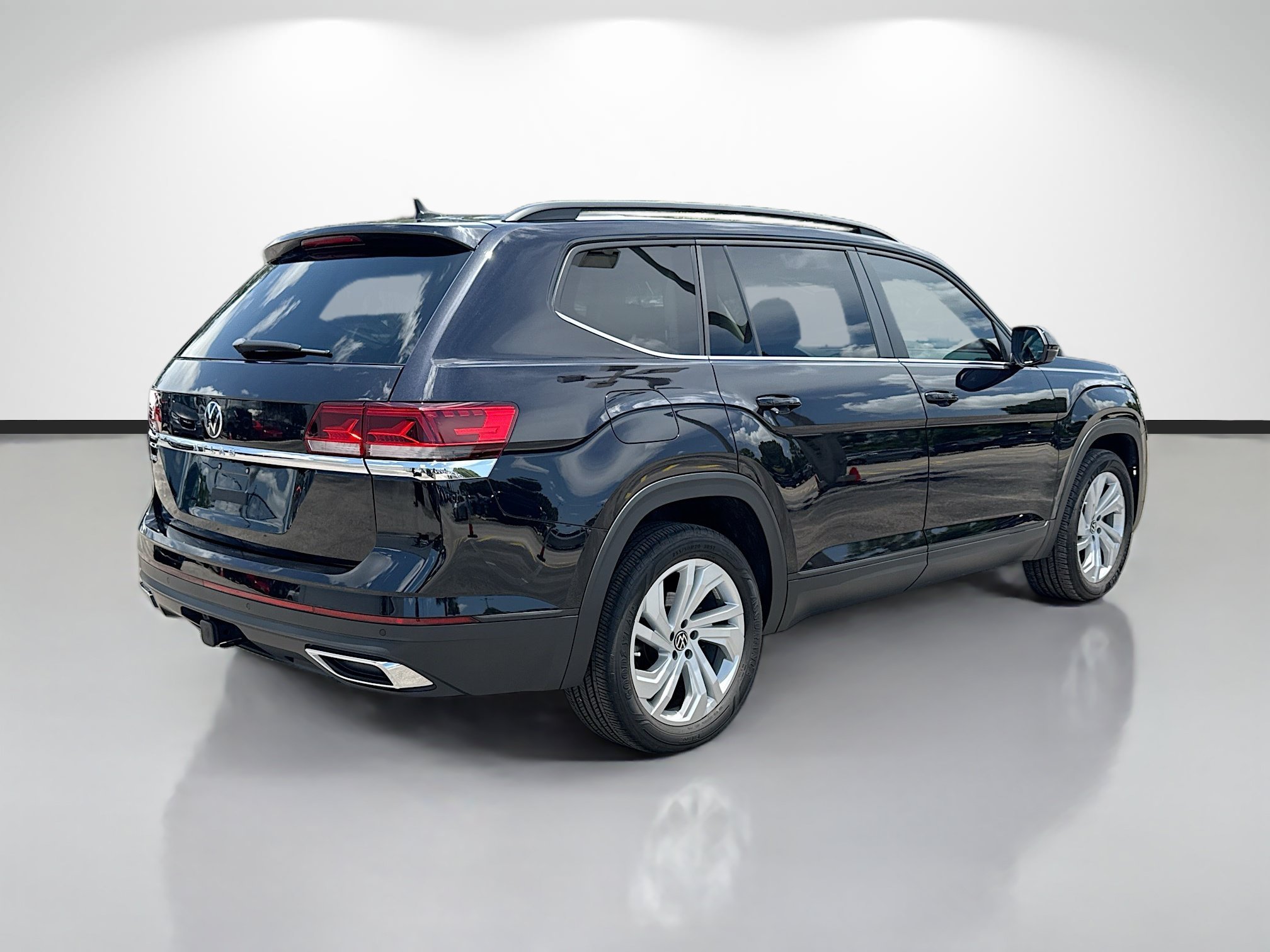 Used 2023 Deep Black Pearl Volkswagen 3.6L V6 SE w/Technology image 3