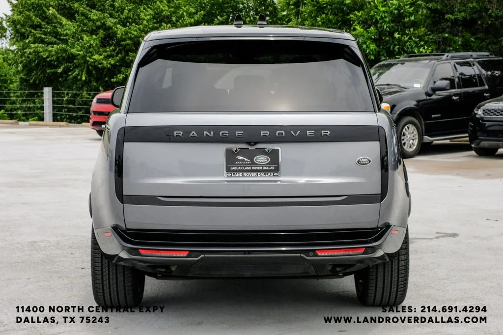 Used 2023 Grey Land Rover SE image 7