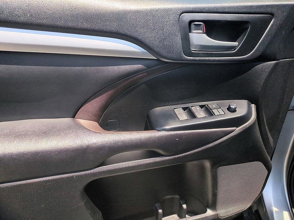 Used 2019 CELESTIAL SILVER METALLIC Toyota SE image 11