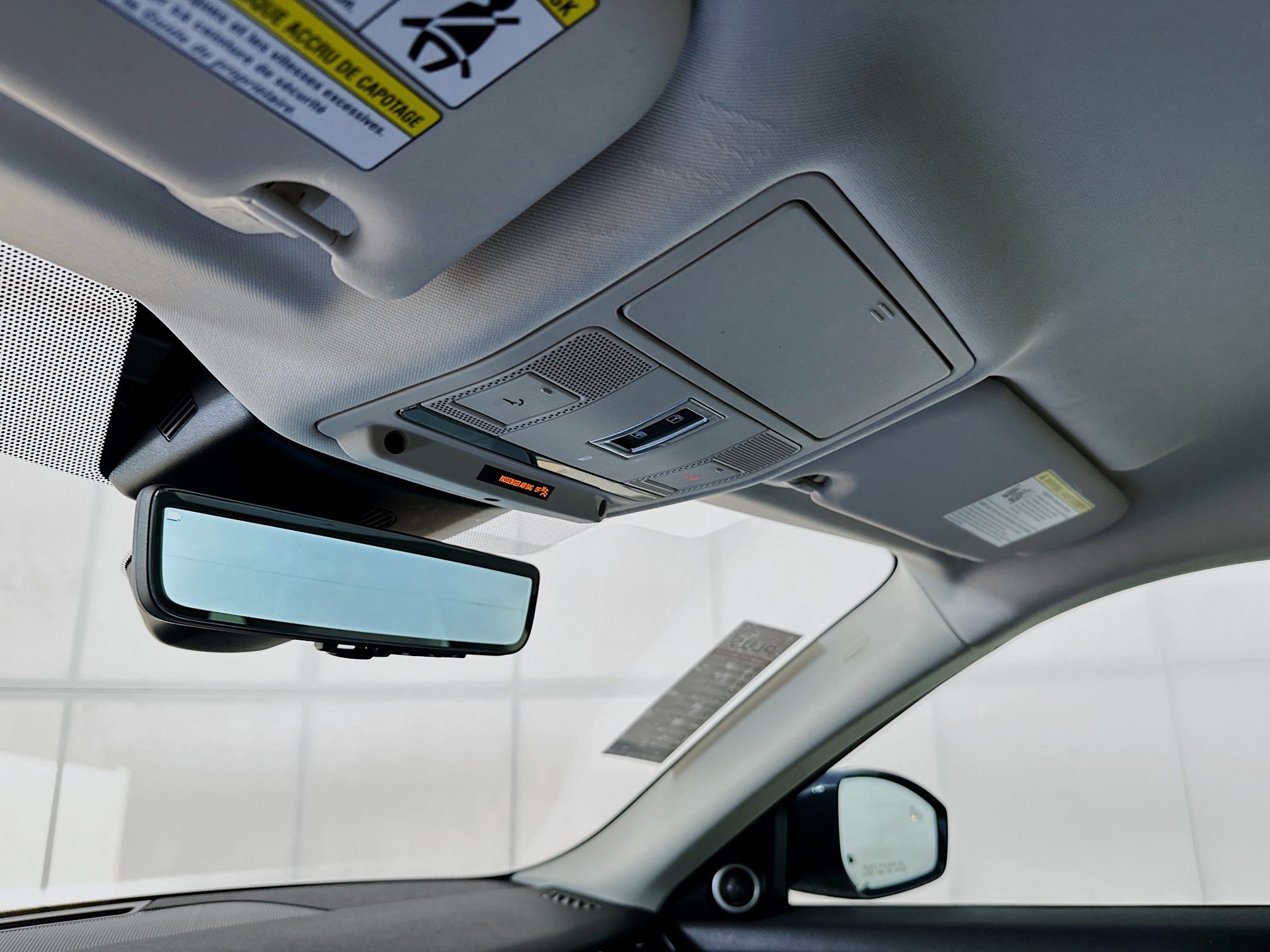 Used 2020 White Land Rover SE image 18