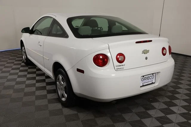Used 2005 White Chevrolet Base image 6