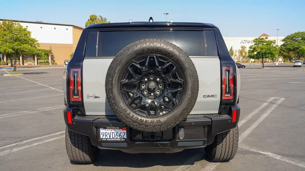 Used 2025 Meteorite Metallic (Grey) GMC 2X image 15