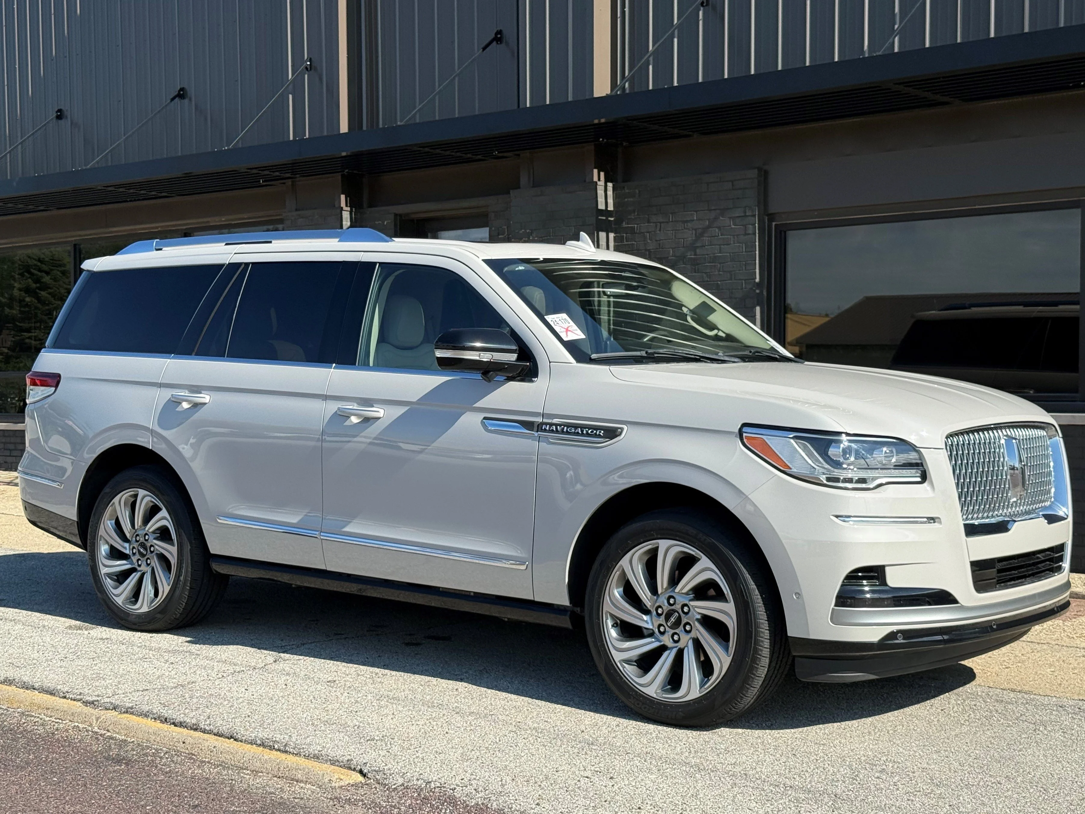 Used 2024 Ceramic Pearl Metallic Tri-Coat Lincoln Reserve image 3