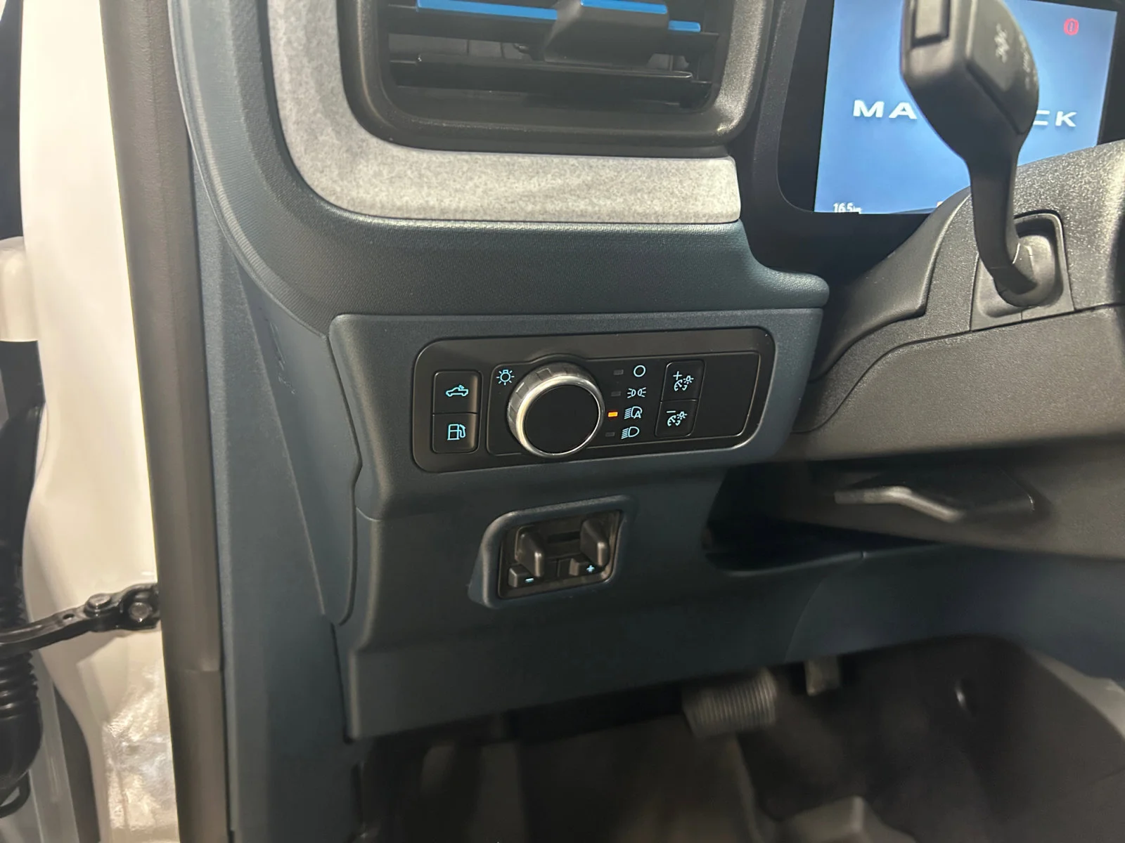 New 2026 Oxford White Ford XLT image 15