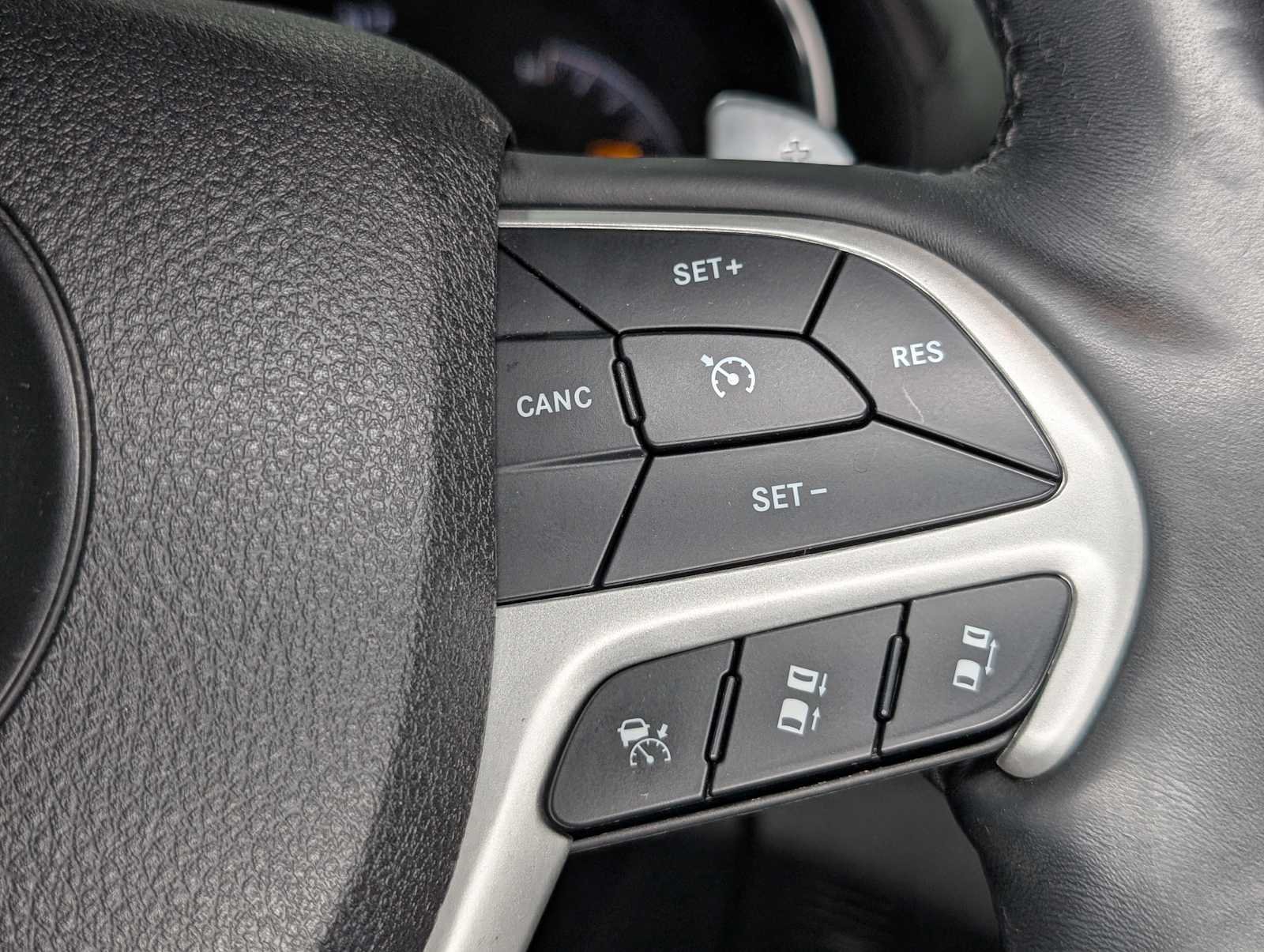 Used 2018 Ivory Tri-Coat Pearl Jeep Summit image 36
