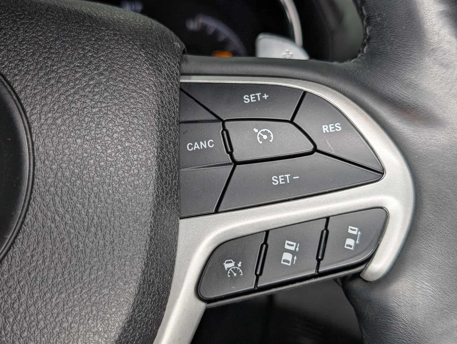 Used 2018 Ivory Tri-Coat Pearl Jeep Summit image 36
