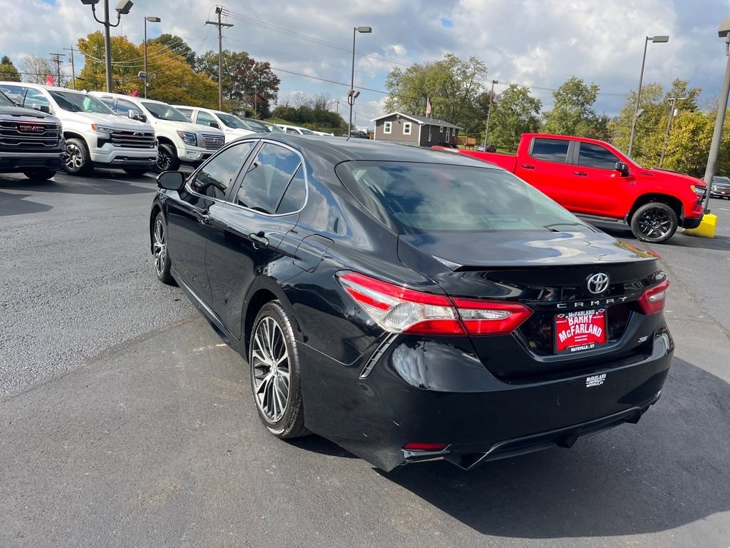 2018 Toyota Camry SE photo 3