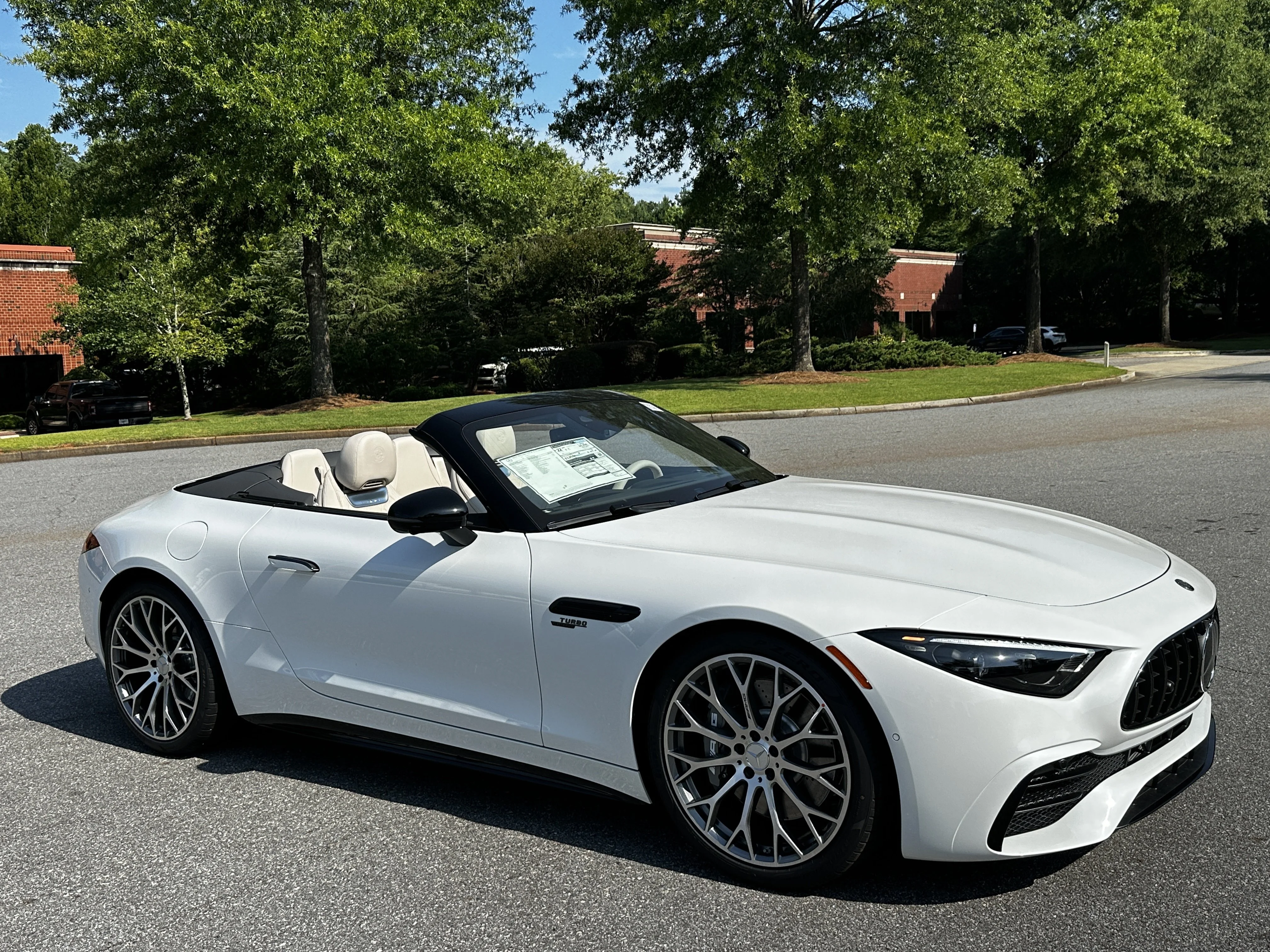 New 2026 MANUFAKTUR Moonlight White Metallic Mercedes-Benz AMG® SL 43 image 2