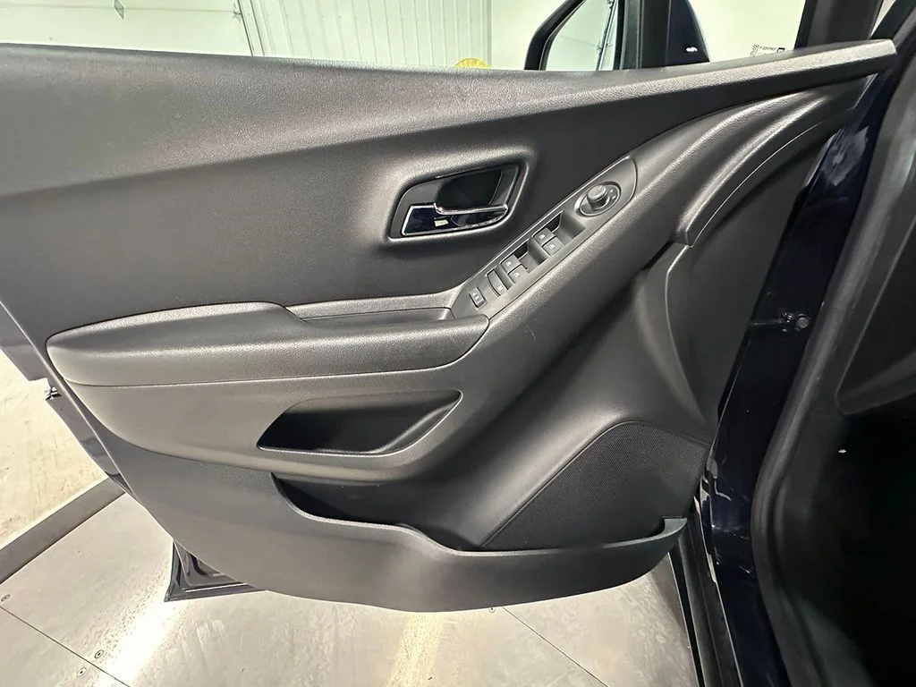Used 2021 Blue Chevrolet LT image 19