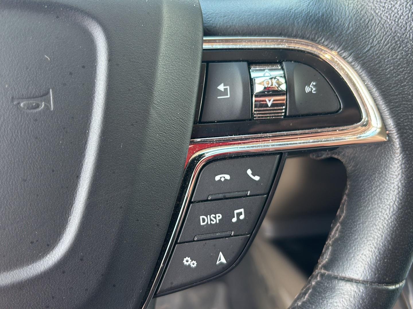 Used 2023 Pristine White Lincoln Standard image 21