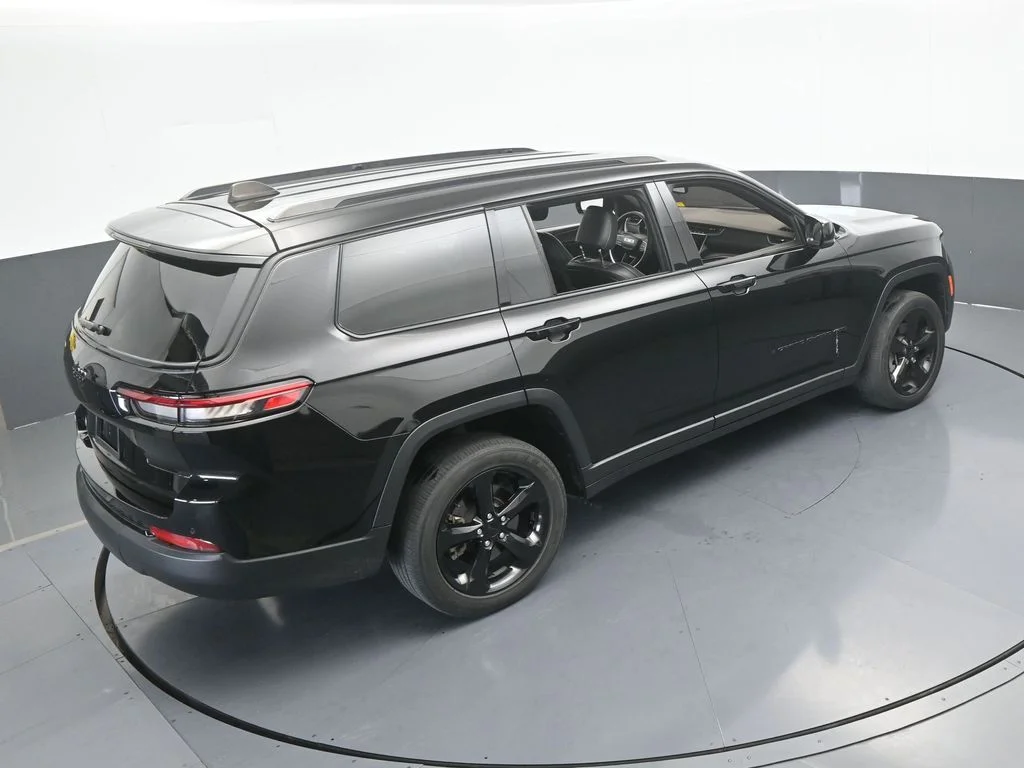 Used 2023 Diamond Black Crystal Pearlcoat Jeep Altitude image 47