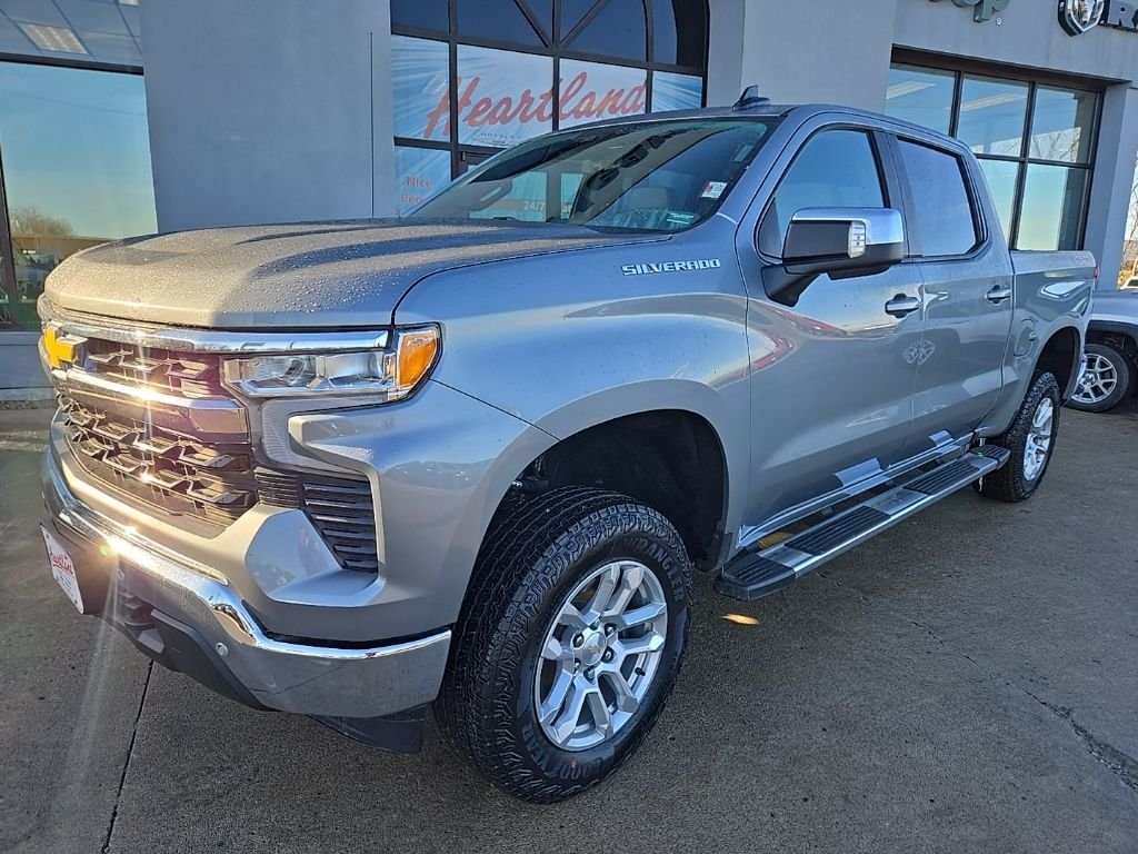 Used 2024 Chevrolet Silverado 1500 LT with VIN 3GCUDDED3RG161282 for sale in Kansas City