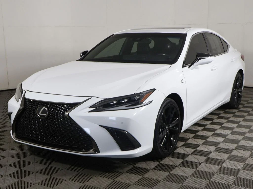 Used 2023 White Lexus 300h image 9