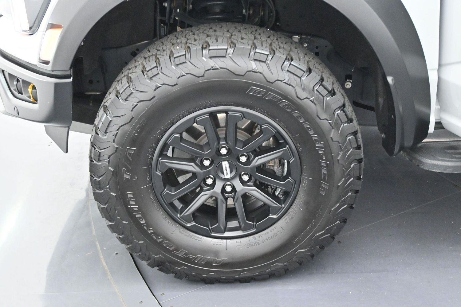 Used 2024 Avalanche Gray Ford Raptor image 41