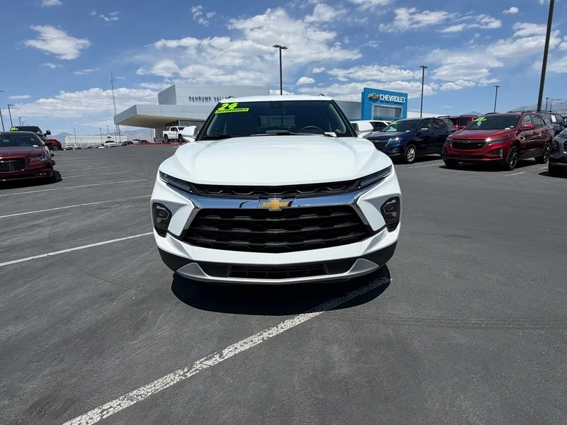 Used 2024 Summit White Chevrolet 2LT image 8