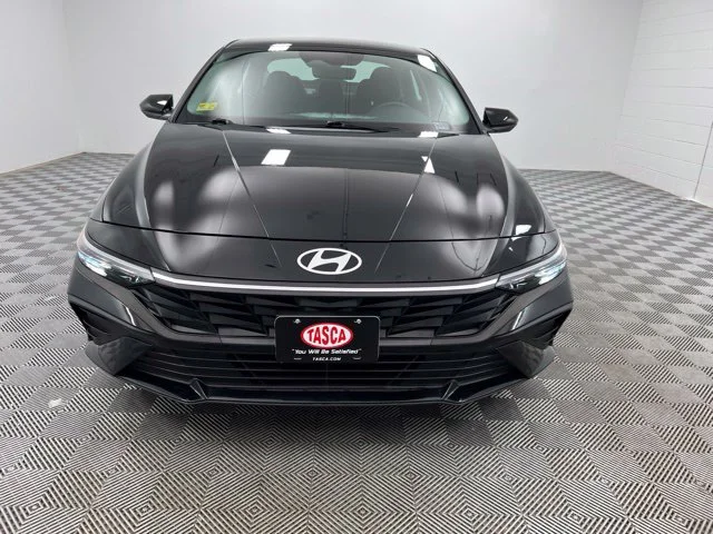 Used 2025 Black Hyundai SE image 3