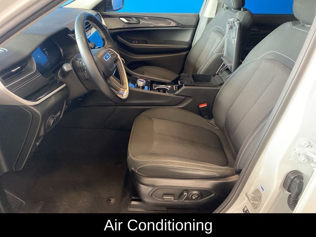 Used 2022 White Jeep Laredo image 7