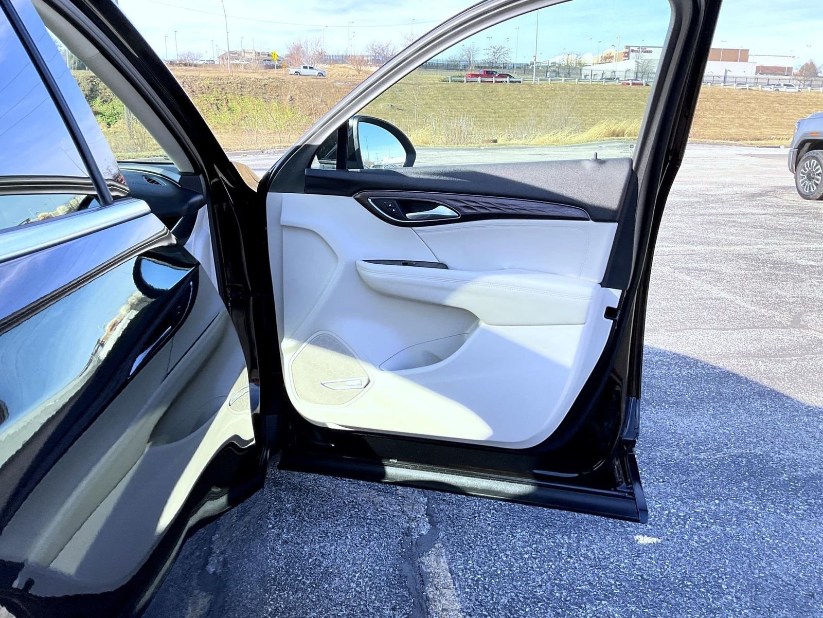 Used 2023 Black Buick Avenir image 16