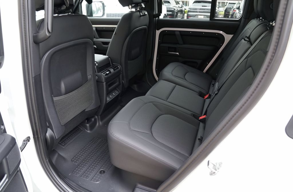 New 2026 Fuji White Land Rover X-Dynamic SE image 32