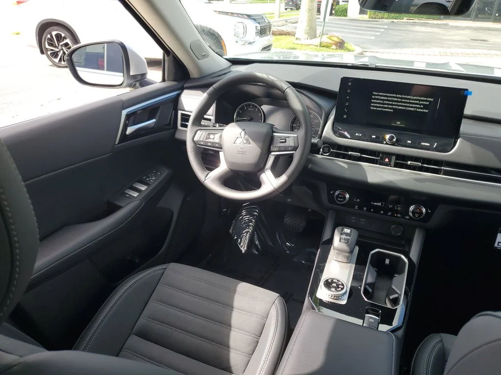 2025 Mitsubishi Outlander SE - Photo 15