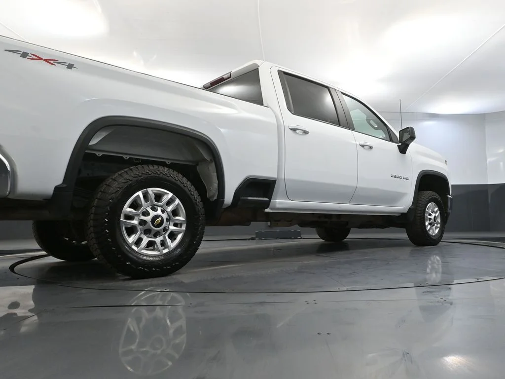 Used 2022 White Chevrolet LT image 41