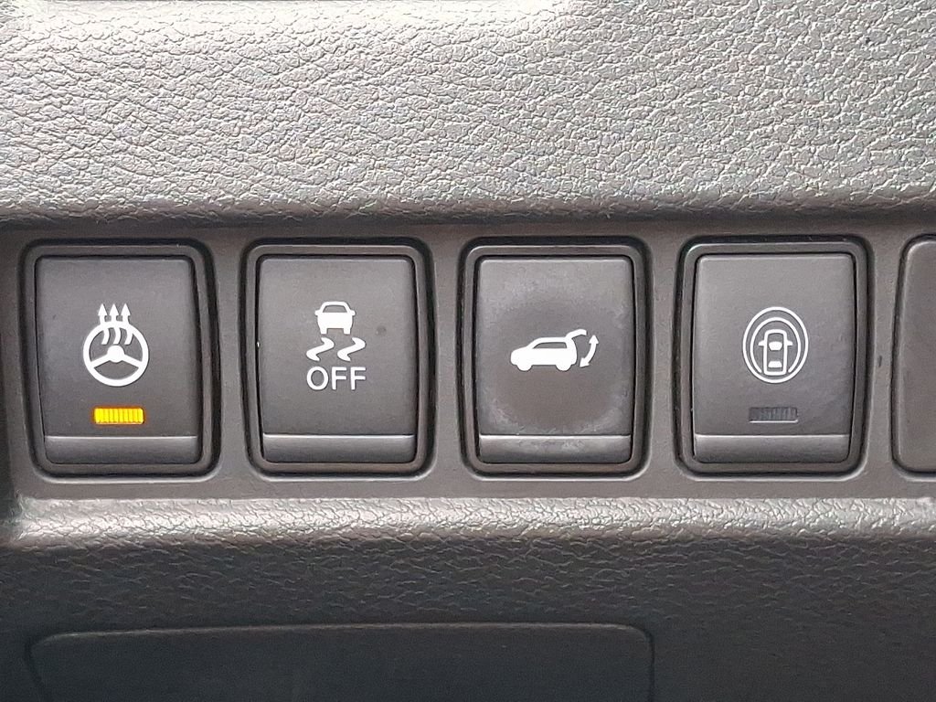 Used 2020 White Nissan Platinum image 25
