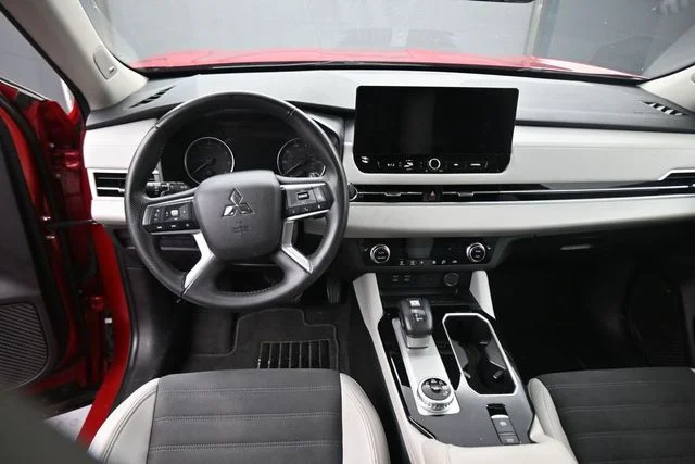 Used 2025  Mitsubishi SE image 21