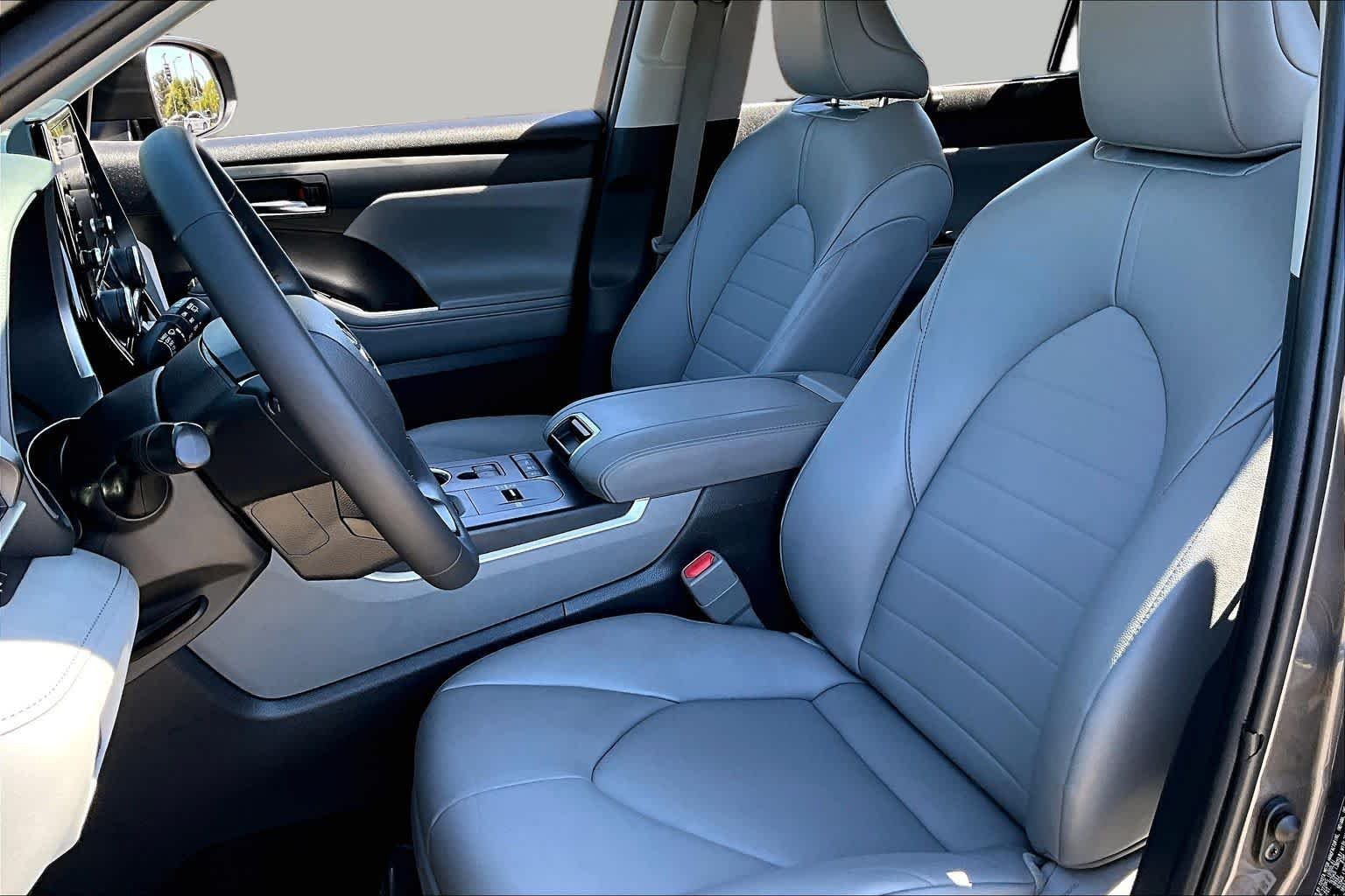 Pre-Owned 2022 Toyota Highlander Hybrid XLE
