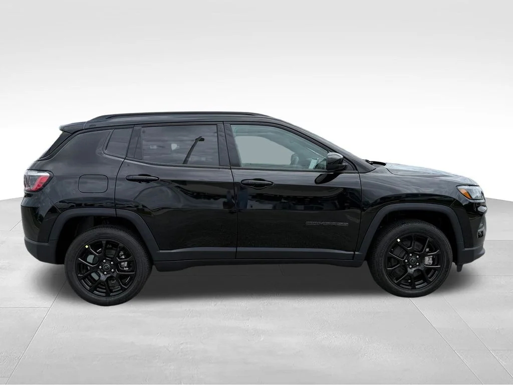 New 2026 Diamond Black Crystal Pearlcoat Jeep Latitude image 28