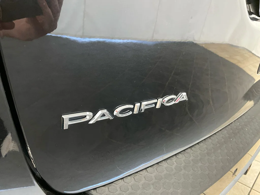 Used 2019 Brilliant Black Crystal Pearl Coat Chrysler Limited image 32