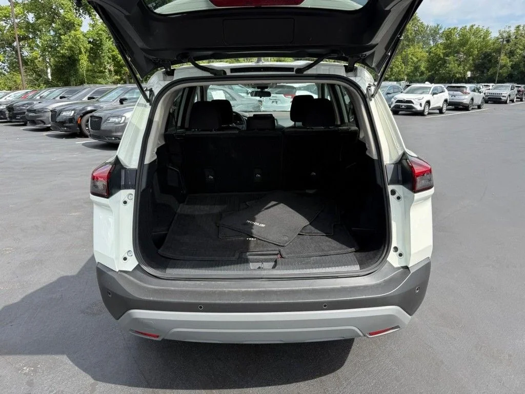 Used 2022 White Nissan S image 7