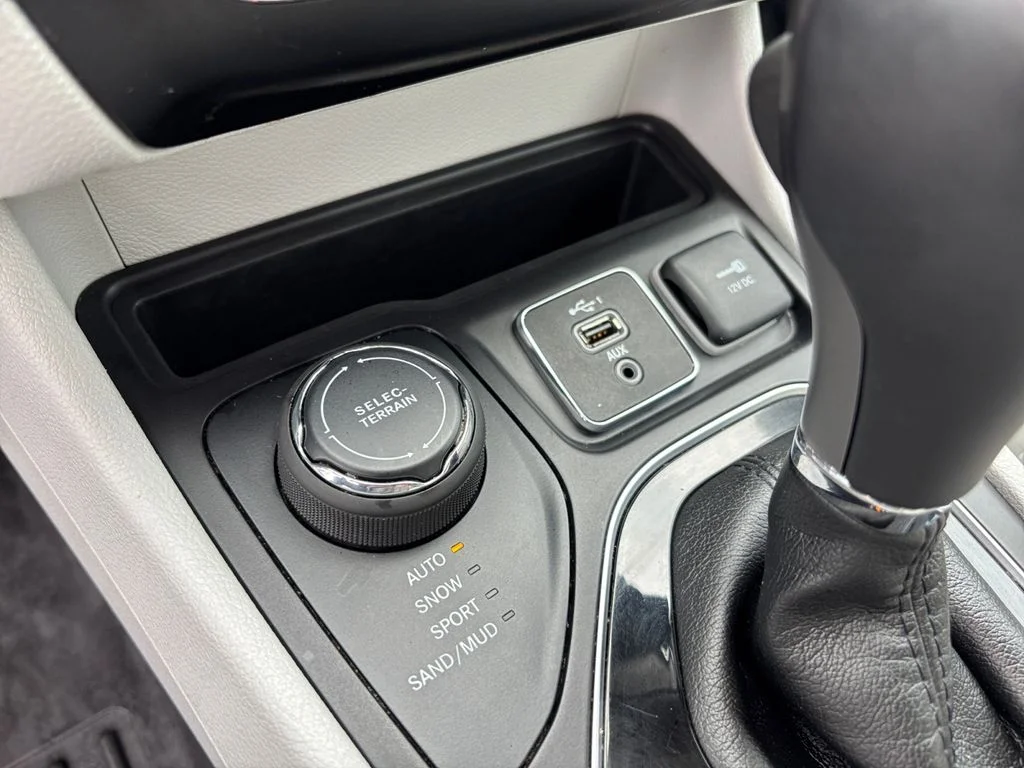 Used 2019 Gray Jeep Limited image 28