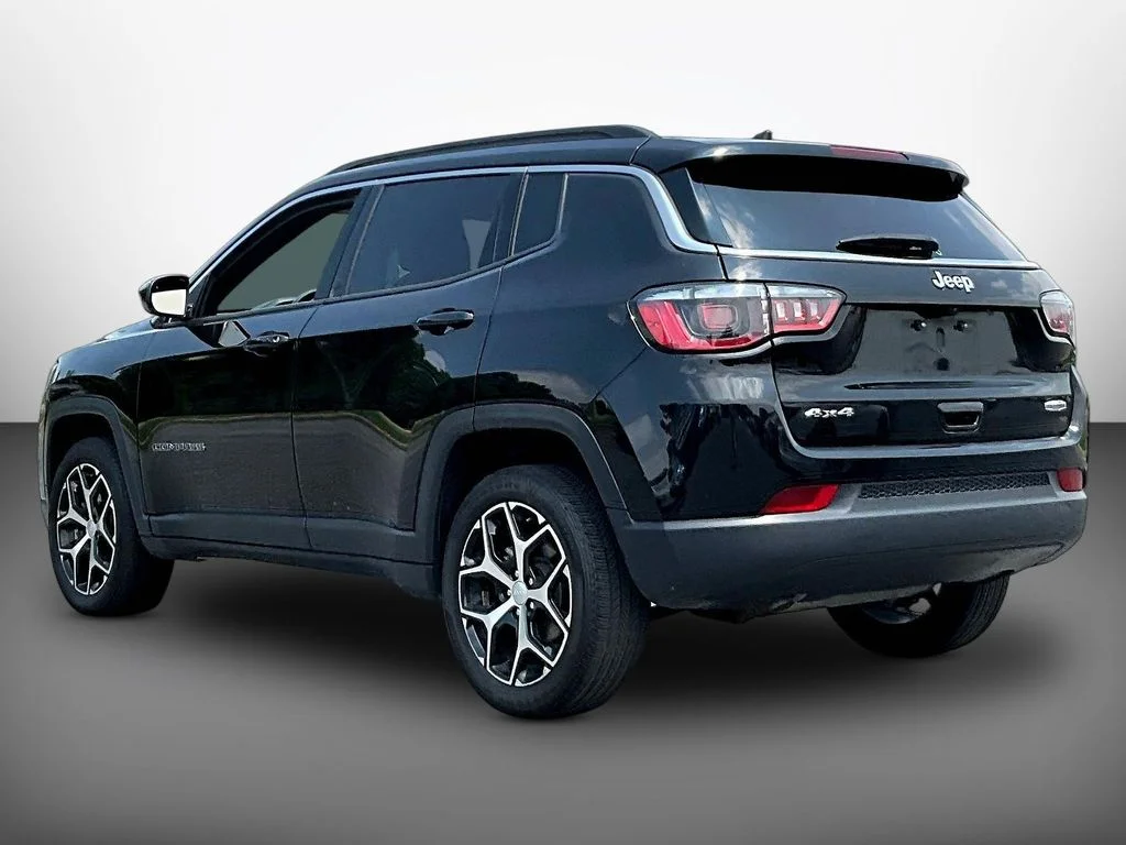 Used 2024 Diamond Black Jeep Latitude image 4