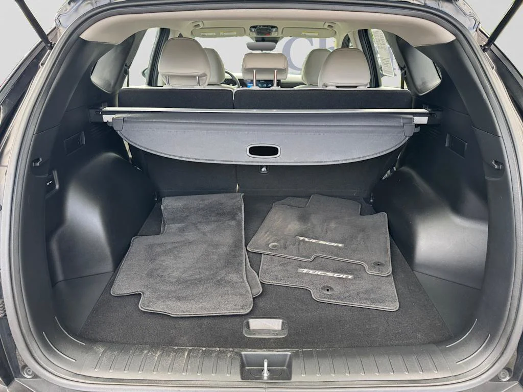 Used 2025 Black Hyundai SE image 4