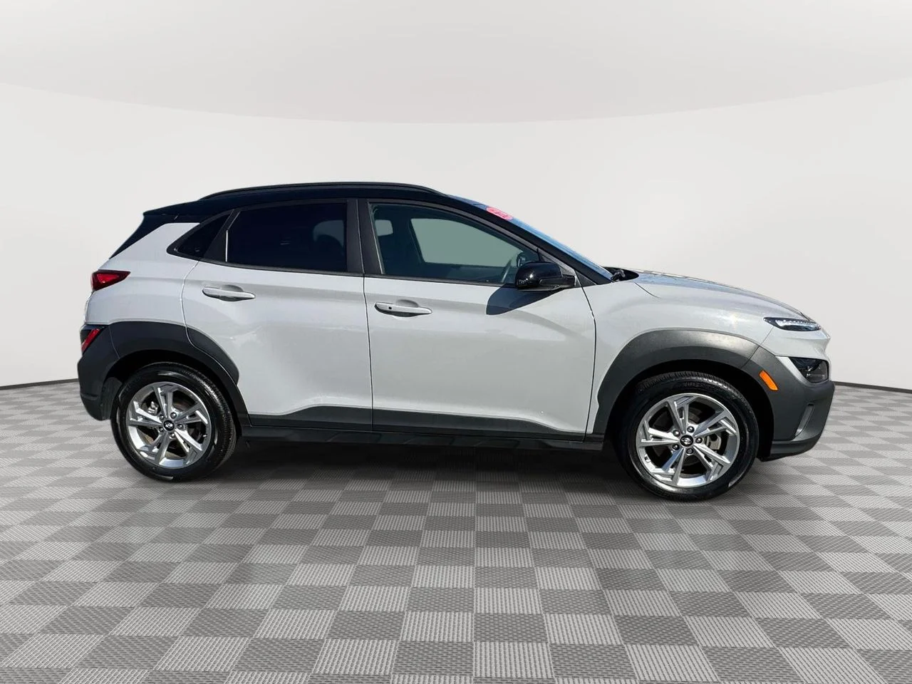Used 2023 Cyber Silver w/Black Roof Hyundai SEL image 5