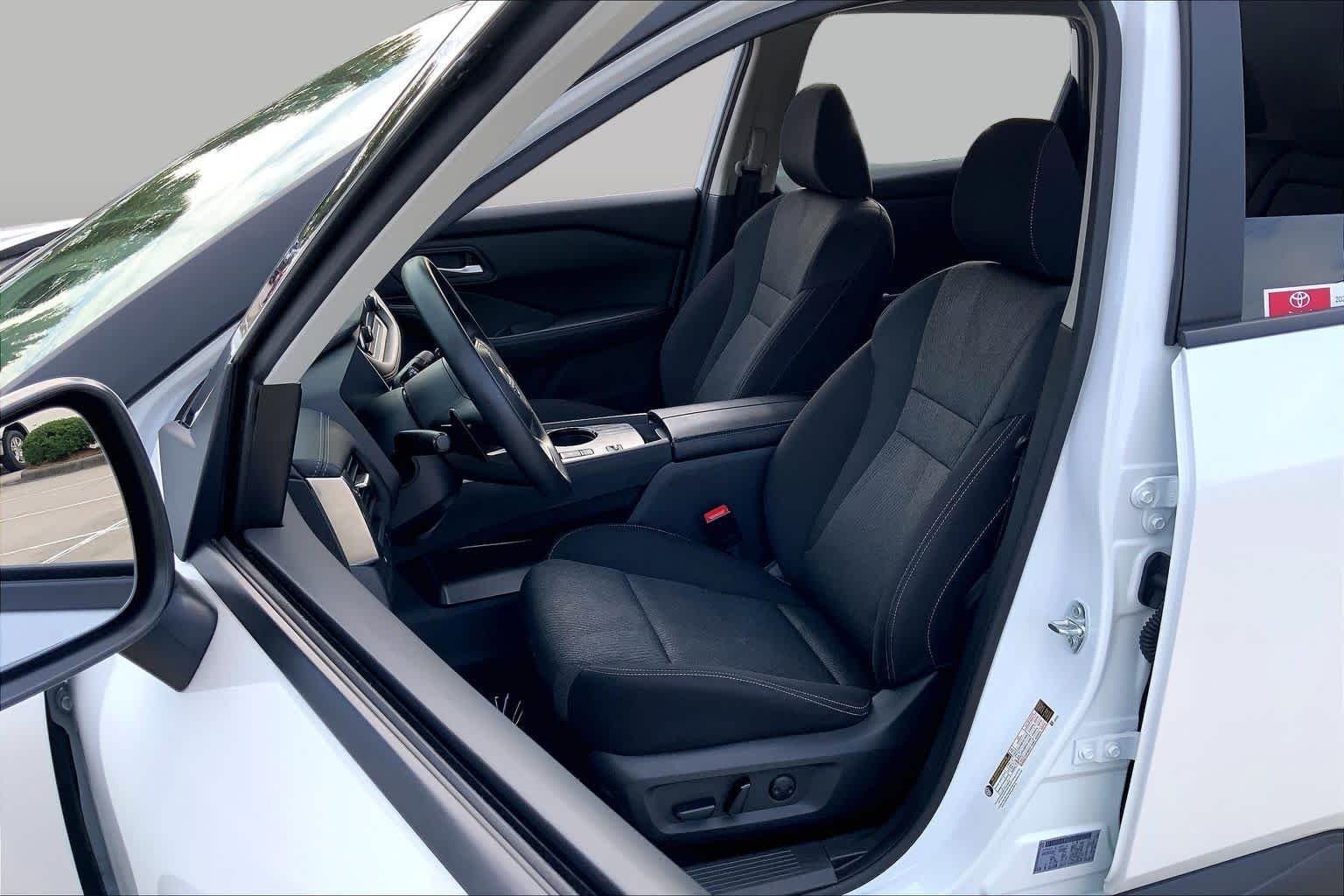 Used 2024 Everest White Pearl Nissan SV image 8