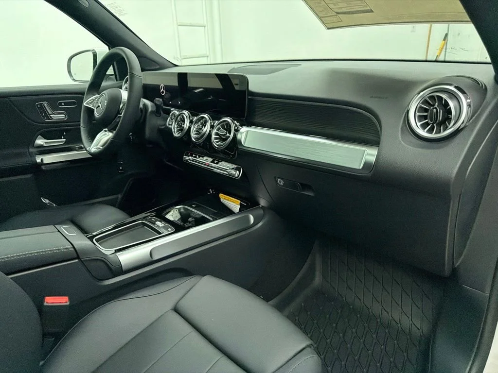 New 2026 White Mercedes-Benz GLB 250 image 27